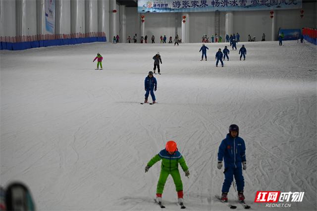 湖南慈利：体育课堂搬进“冰雪世界”