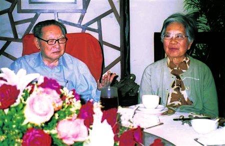 他誉满文坛，写遍江湖情仇，晚年却为爱封笔隐居，与妻子相守52年