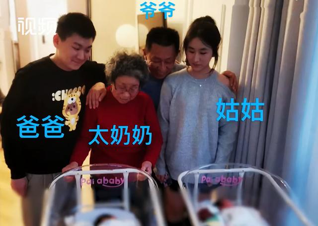 上海一对双胞胎，取名谐音为“上下左右”，爸妈的名字更奇特