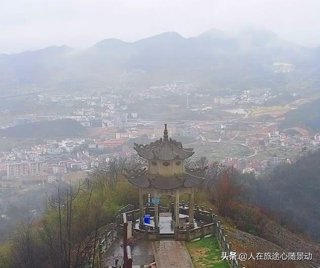 八字喜土五行缺水的何姓男孩名字